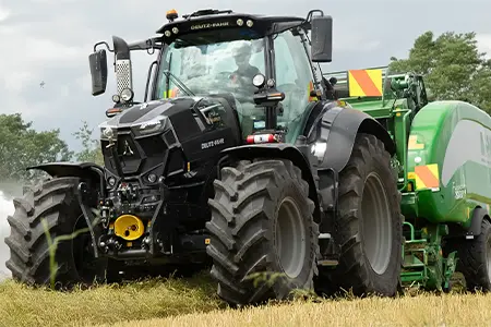 Czarny ciągnik Deutz Fahr